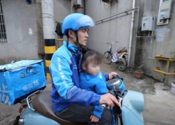 Un repartidor que hace domicilios en moto con su hija de 4 años levanta admiración y críticas en China