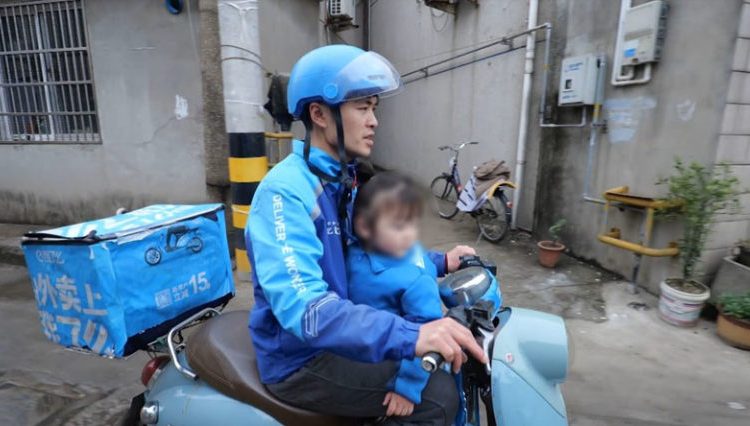 Un repartidor que hace domicilios en moto con su hija de 4 años levanta admiración y críticas en China