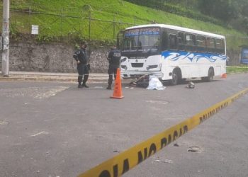 Muere motociclista al ser embestido por motorista de ruta 44 en San Salvador