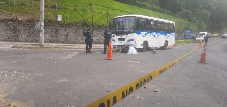 Muere motociclista al ser embestido por motorista de ruta 44 en San Salvador