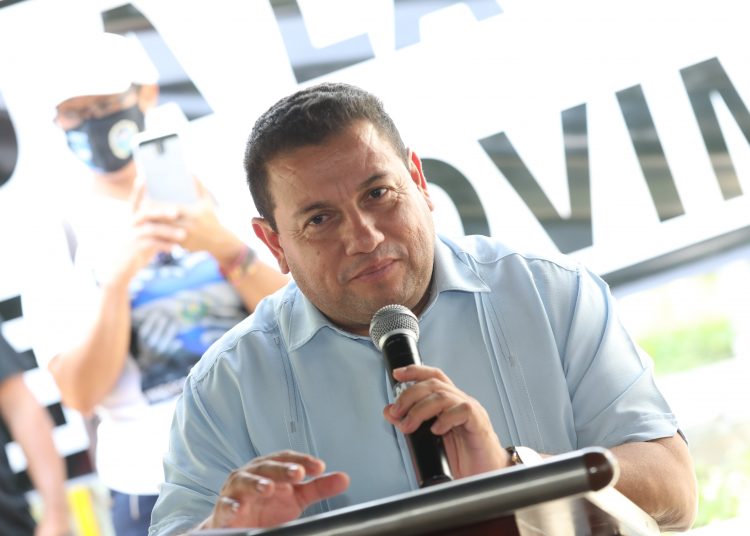 Ministro de Trabajo Rolando Castro denuncia agresión a empleados por parte de militantes del FMLN