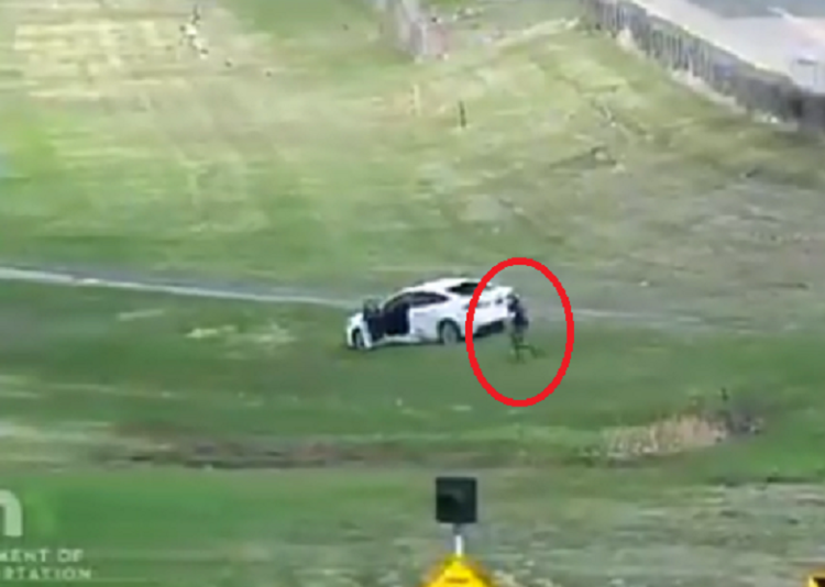 Un hombre es abatido tras intentar robar un auto a punta de pistola mientras era perseguido por la Policía