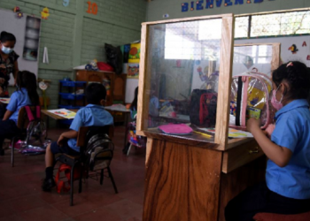 Carpintero salvadoreño protege a su hija del coronavirus al fabricarle peculiar pupitre
