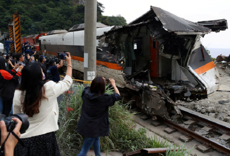 El estremecedor video que muestra el choque del tren en Taiwán que dejó al menos 51 muertos
