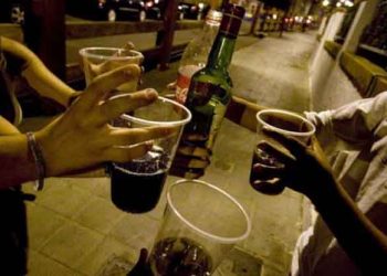 Francia prohibirá tomar alcohol en la vía pública como una de las medidas para frenar contagios de Covid-19