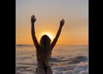 Bella, la joven finlandesa que disfruta de las playas de La Libertad en esta Semana Santa