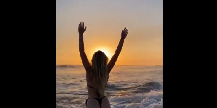 Bella, la joven finlandesa que disfruta de las playas de La Libertad en esta Semana Santa