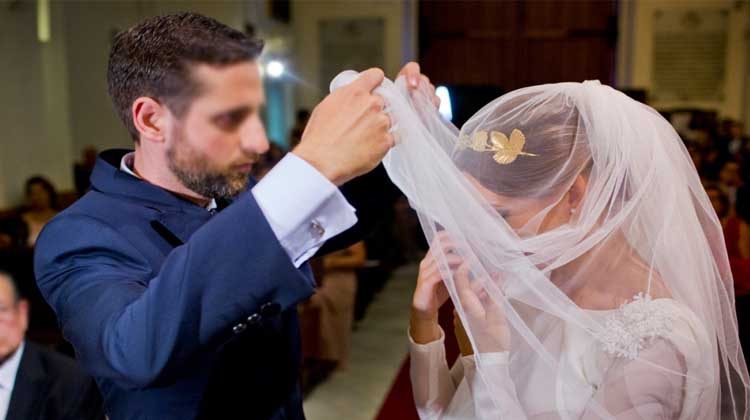Hombre se casa cuatro veces con la misma mujer y se divorcia tres en 37 días