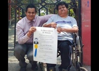 Joven salvadoreño agradece a su madre el esfuerzo hecho para poderse graduar de la universidad