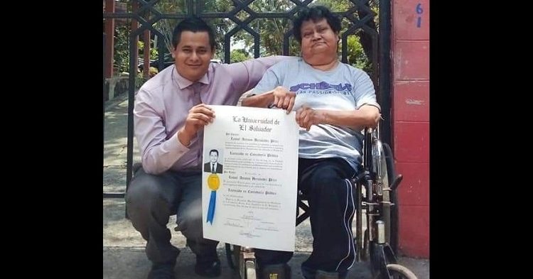 Joven salvadoreño agradece a su madre el esfuerzo hecho para poderse graduar de la universidad