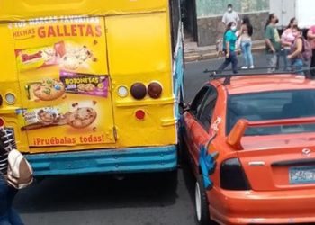 Conductor quiso rebasar a busero y provoca accidente en San Salvador