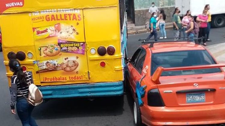 Conductor quiso rebasar a busero y provoca accidente en San Salvador