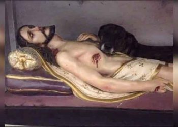 Perro se acostó sobre la estatua de Jesús, mientras lo preparaban para la Procesión del Santo Entierro