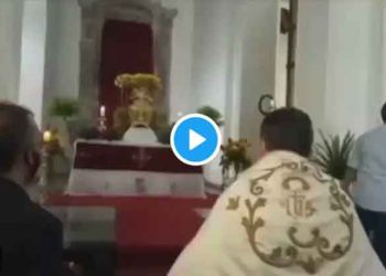 En plena misa del Jueves Santo, mujer entró a iglesia para “cachetear” al sacerdote