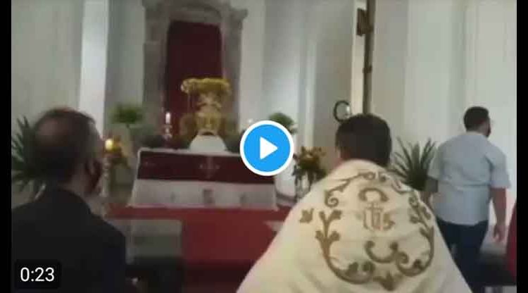 En plena misa del Jueves Santo, mujer entró a iglesia para “cachetear” al sacerdote