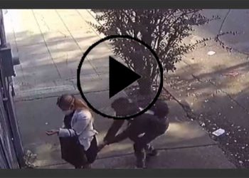 Captan momento en que hombre le levanta la falda a una mujer
