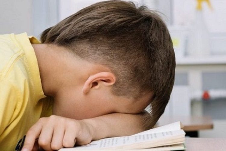 Madre llama a la policía para que le ayuden a que su hijo haga la tarea escolar