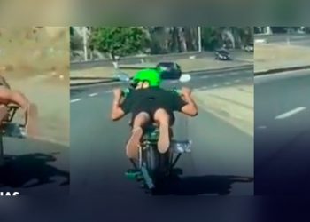 Hombre arriesga su vida por hacer piruetas en plena carretera