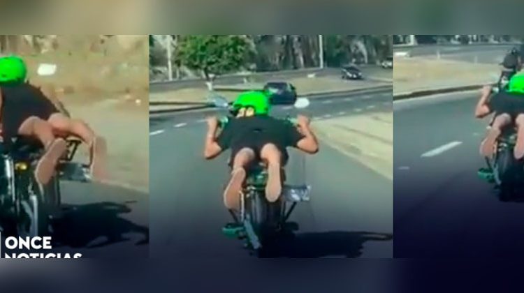 Hombre arriesga su vida por hacer piruetas en plena carretera