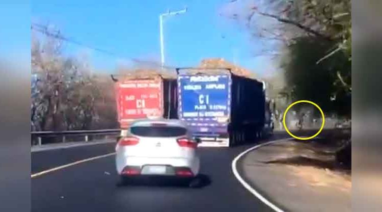 Por ir peleando vía en plena curva, traileros casi provocan una tragedia en carretera Litoral