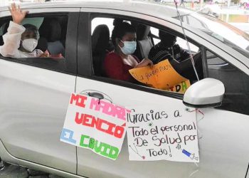 Con este mensaje, hijos reciben a su madre tras salir del Hospital El Salvador y vencer el COVID-19