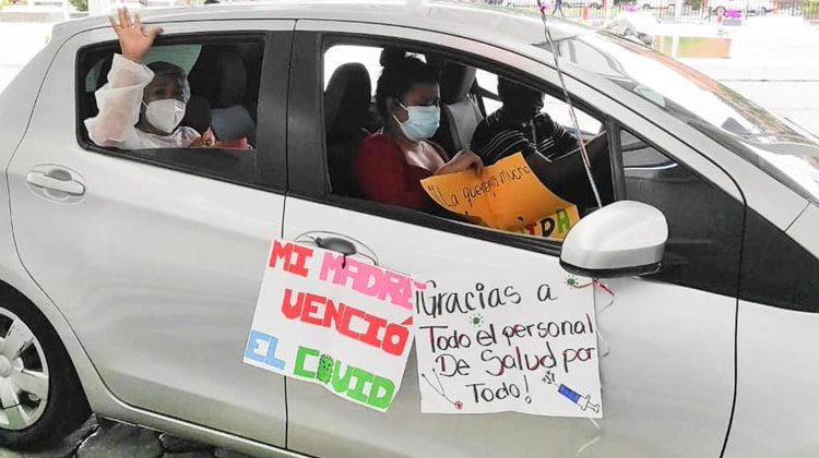 Con este mensaje, hijos reciben a su madre tras salir del Hospital El Salvador y vencer el COVID-19