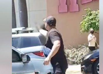 Conductores se van “a los puños” por un parqueo en reconocido centro comercial de San Salvador