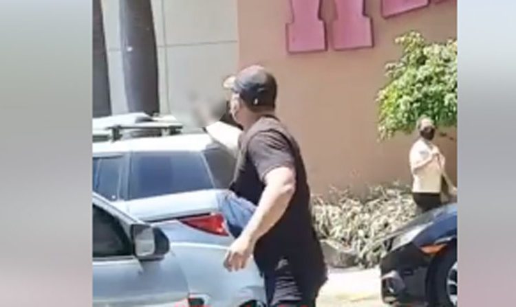Conductores se van “a los puños” por un parqueo en reconocido centro comercial de San Salvador