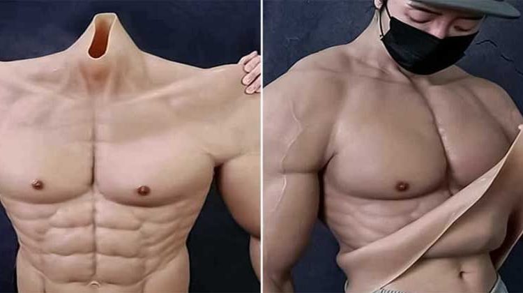Crean un traje hiperrealista que hace parecer a los hombres musculosos