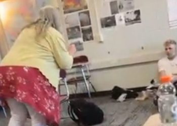 “¡No me importa si estás vacunado, idiota!”: profesora insulta a un alumno sin cubrebocas en una escuela de EE.UU.