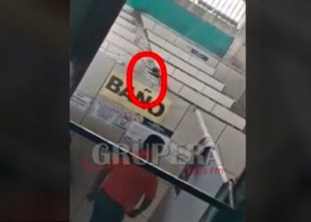 Captan momento en que hombre graba a mujeres en los sanitarios de mercado en Sonsonate