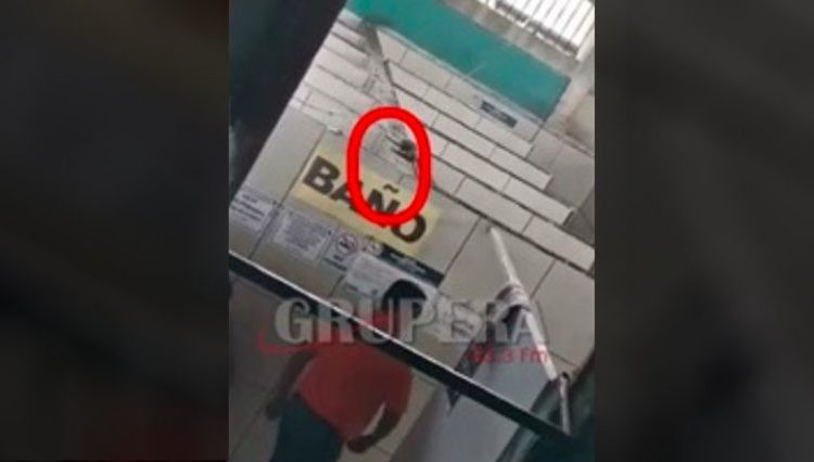 Captan momento en que hombre graba a mujeres en los sanitarios de mercado en Sonsonate