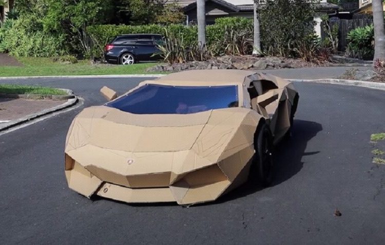 Un ‘youtuber’ crea un Lamborghini de cartón, lo vende por más de 10.000 dólares y dona el dinero a un hospital para niños