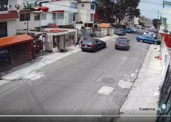 Tras recibir un mensaje, sujeto intenta quitar el celular a su novia y la lanza del vehículo