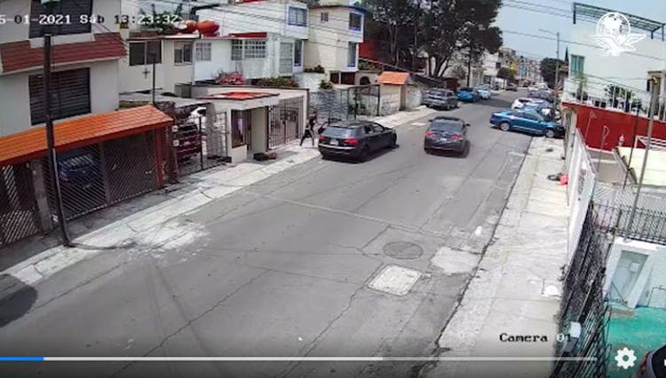Tras recibir un mensaje, sujeto intenta quitar el celular a su novia y la lanza del vehículo