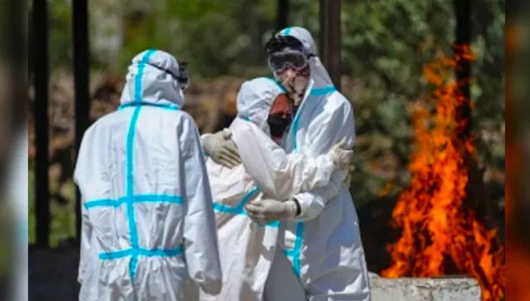 Tras incendio en hospital de la India mueren al menos 18 pacientes de COVID