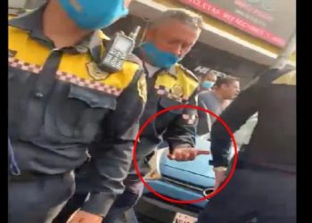Mujer muerde dedo a policía y le arranca un trozo para evitar multa
