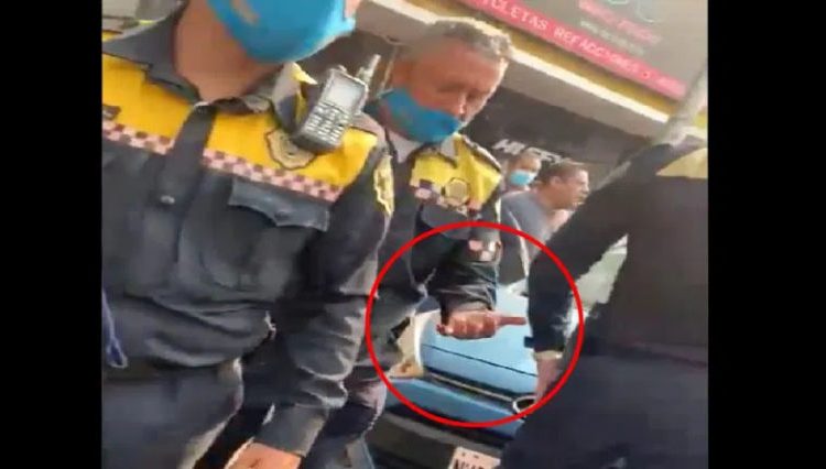 Mujer muerde dedo a policía y le arranca un trozo para evitar multa