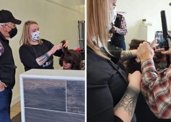 Anciano acude a estética para aprender y poder peinar a su esposa