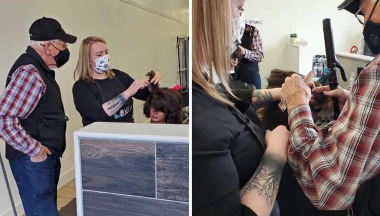 Anciano acude a estética para aprender y poder peinar a su esposa