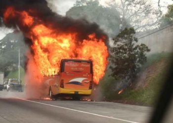 Bus se incendia en bulevar Monseñor Romero