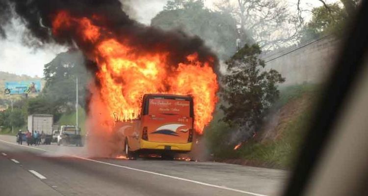 Bus se incendia en bulevar Monseñor Romero