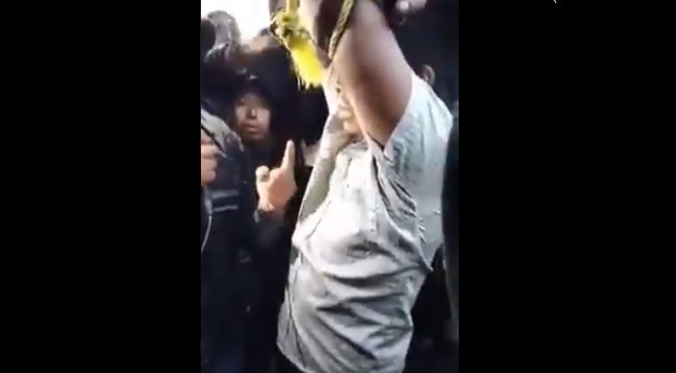 Obligan a un hombre a confesar que ultimó a su expareja y los lleva hasta donde enterró el cuerpo en México