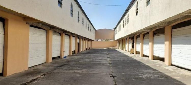 Murió mientras lo hacía; hombre fallece al interior de un popular motel y la mujer huye