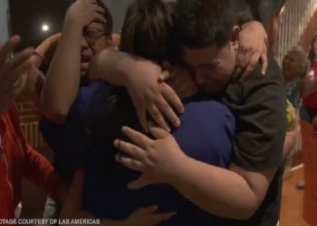 Captan emotivo encuentro de una familia de migrantes hondureños que tenían cuatro años de no verse