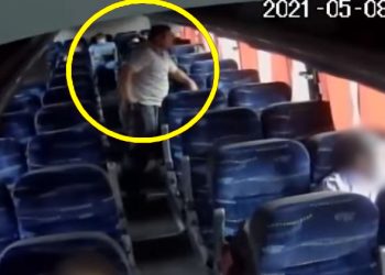 Cámaras de seguridad captan a pasajero que se “embolsó” un celular que alguien perdió en el bus