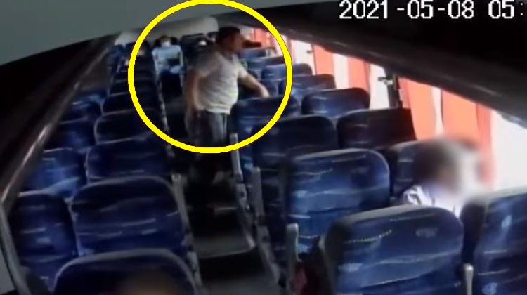 Cámaras de seguridad captan a pasajero que se “embolsó” un celular que alguien perdió en el bus