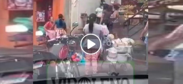 Captan fuerte disputa entre vendedoras de Zacatecoluca