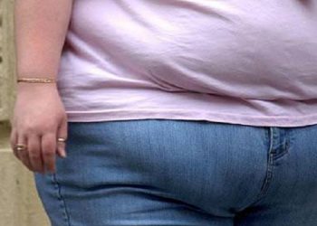 Mujer mata a su marido al sentársele en su cuello durante una pelea