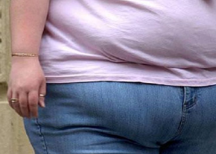 Mujer mata a su marido al sentársele en su cuello durante una pelea